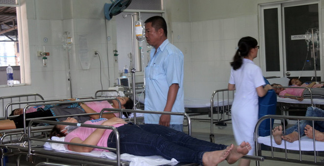Công nhân đang được cấp cứu tại Bệnh viện Đa khoa Minh Thiện ngày 28/10. (Ảnh: Đỗ Trưởng/TTXVN) Tìm nguyên nhân khiến hàng chục công nhân may ngất xỉu ảnh 1