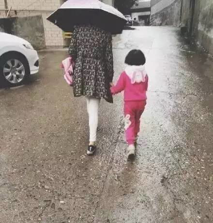 Bức ảnh "bà nội cầm ô" gây sốt, cô bé 2 tuổi bất ngờ nổi tiếng ảnh 2