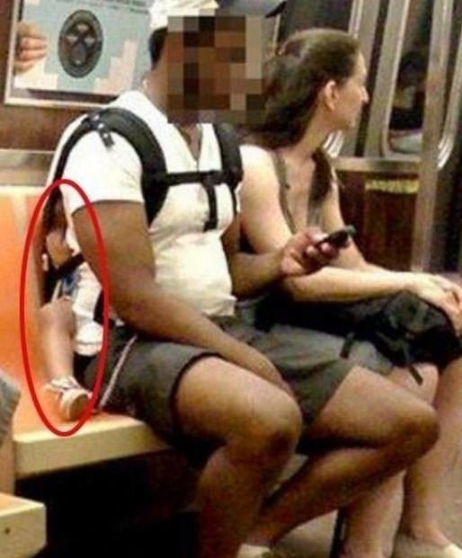 Bức ảnh "bà nội cầm ô" gây sốt, cô bé 2 tuổi bất ngờ nổi tiếng ảnh 7