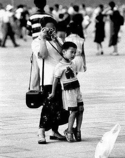 Bức ảnh "bà nội cầm ô" gây sốt, cô bé 2 tuổi bất ngờ nổi tiếng ảnh 5