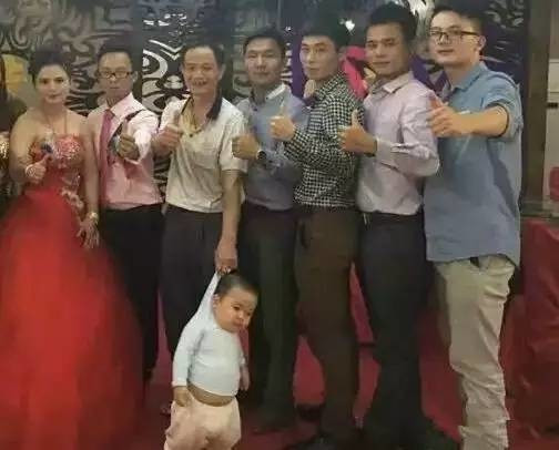 Bức ảnh "bà nội cầm ô" gây sốt, cô bé 2 tuổi bất ngờ nổi tiếng ảnh 6