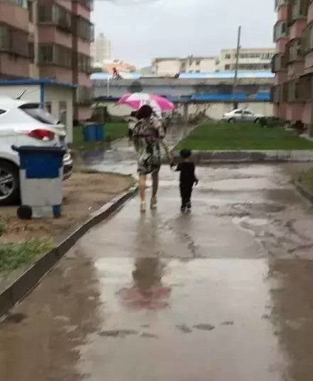 Bức ảnh "bà nội cầm ô" gây sốt, cô bé 2 tuổi bất ngờ nổi tiếng ảnh 3