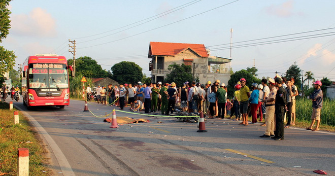 Ba xe ôtô đâm nhau kinh hoàng làm 3 người thương vong ảnh 1