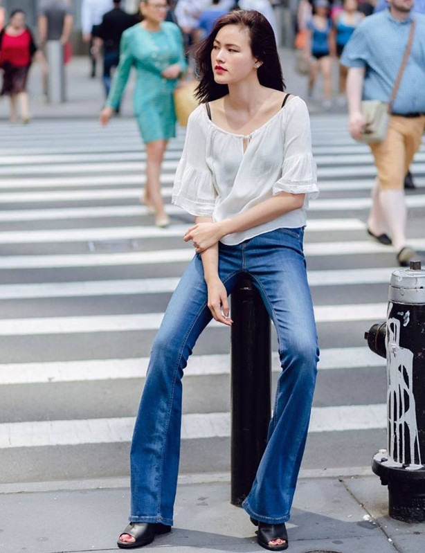 Mỹ nhân Việt lăng xê chân váy midi, sơ mi họa tiết và áo khoác cá tính ảnh 14