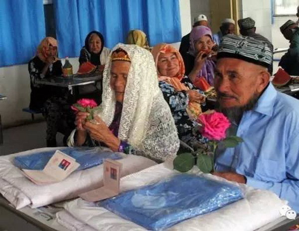 Cụ ông 71 tuổi cưới cụ bà 114 tuổi sau 1 năm theo đuổi cuồng nhiệt ảnh 1