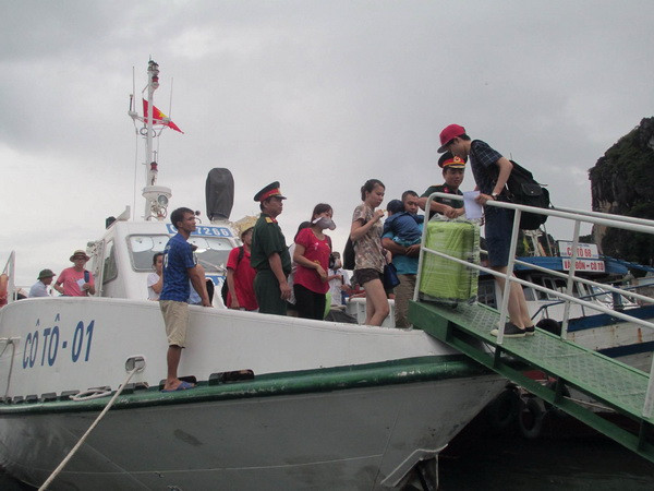 Quảng Ninh dùng tàu công vụ đưa đón người dân ở đảo Trần ảnh 1