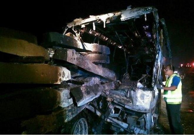 Xe khách đâm xe kéo trên cao tốc làm 13 người thiệt mạng ảnh 1