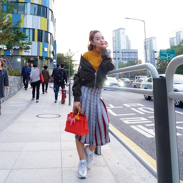 Mỹ nhân Việt lăng xê chân váy midi, sơ mi họa tiết và áo khoác cá tính ảnh 1