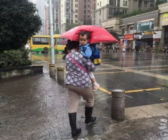 Bức ảnh "bà nội cầm ô" gây sốt, cô bé 2 tuổi bất ngờ nổi tiếng ảnh 1