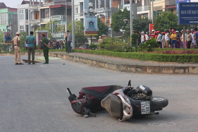 Xe SH đâm vào cột đèn trên dải phân cách, 2 thanh niên tử vong ảnh 1