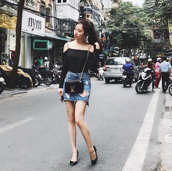 Mỹ nhân Việt lăng xê chân váy midi, sơ mi họa tiết và áo khoác cá tính ảnh 11