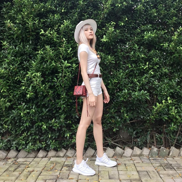 Mỹ nhân Việt lăng xê chân váy midi, sơ mi họa tiết và áo khoác cá tính ảnh 13