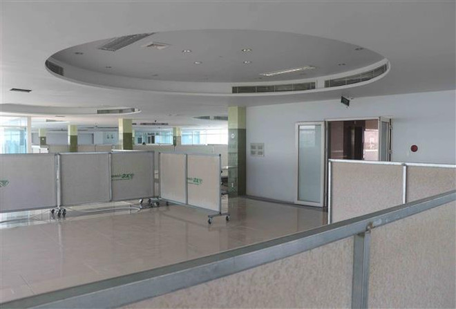 Không gian bên trong bệnh viện dã chiến số 5 đang dần hoàn thiện, đáp ứng yêu cầu hoạt động vào ngày 17/10. (Ảnh: Huỳnh Anh/TTXVN) Số F0 tăng cao, Cà Mau khẩn trương kích hoạt thêm 2 bệnh viện dã chiến ảnh 1