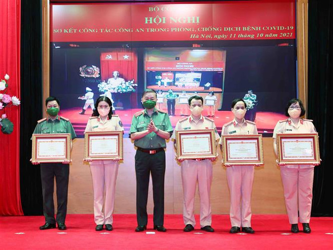 CAND thể hiện rõ vai trò nòng cốt trong cuộc chiến chống dịch COVID-19 ảnh 2