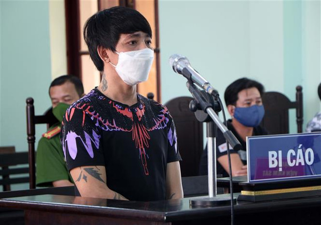 Bị cáo Phan Văn Tâm tại phiên tòa xét xử. (Ảnh: Công Thử/TTXVN) 18 tháng tù giam cho đối tượng đâm người canh chốt kiểm soát dịch ảnh 1