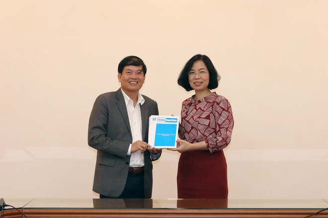 Tổng Giám đốc Thông tấn xã Việt Nam Vũ Việt Trang tặng sách cho đại diện lãnh đạo Ban Kinh tế Trung ương. (Ảnh: Tuấn Anh/TTXVN) Ban Kinh tế Trung ương đến thăm và làm việc với Thông tấn xã Việt Nam ảnh 4