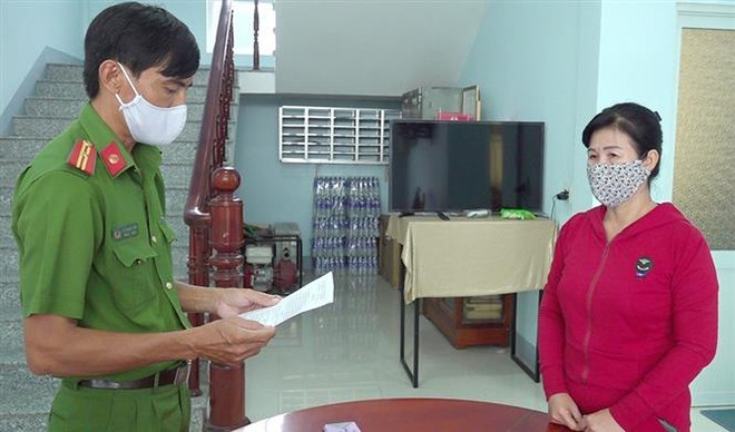 An Giang: Tạm giữ hình sự người phụ nữ tấn công lực lượng chống dịch ảnh 1