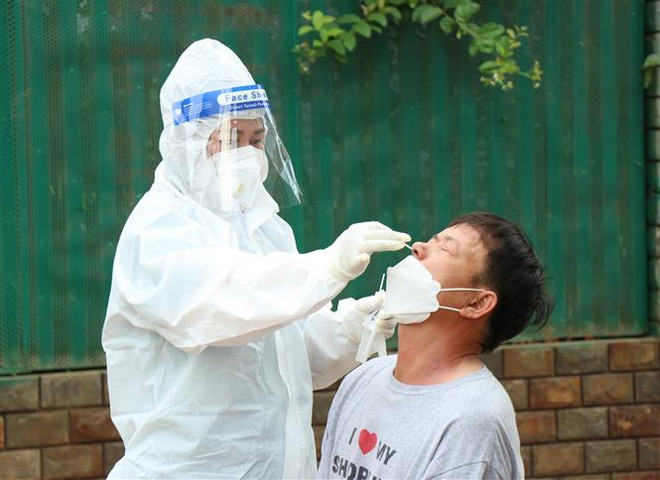 Nhân viên y tế lấy mẫu xét nghiệm cho người dân thành phố Buôn Ma Thuột. (Ảnh: Tuấn Anh/TTXVN) Buôn Ma Thuột ghi nhận số ca mắc mới COVID-19 ở cộng đồng tăng cao ảnh 1