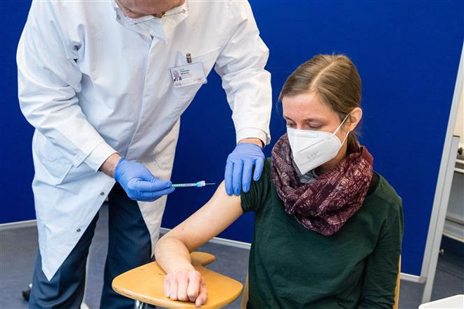 Nhân viên y tế tiêm vaccine ngừa COVID-19 cho người dân tại Halle, Đức. (Ảnh: AFP/TTXVN) Đức có thể chấm dứt các quy định chống dịch vào tháng 3/2022 ảnh 1