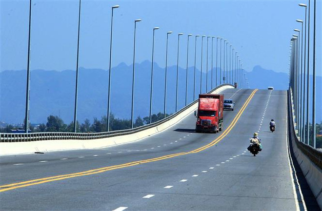 Cầu vượt biển Đình Vũ-Cát Hải là cầu vượt biển dài nhất Việt Nam với bề rộng 29,5m với 4 làn xe (2 làn xe cơ giới và 2 làn xe thô sơ). (Ảnh: An Đăng/TTXVN) Hải Phòng đón xu thế để trở thành trung tâm logistics quốc tế hiện đại ảnh 2