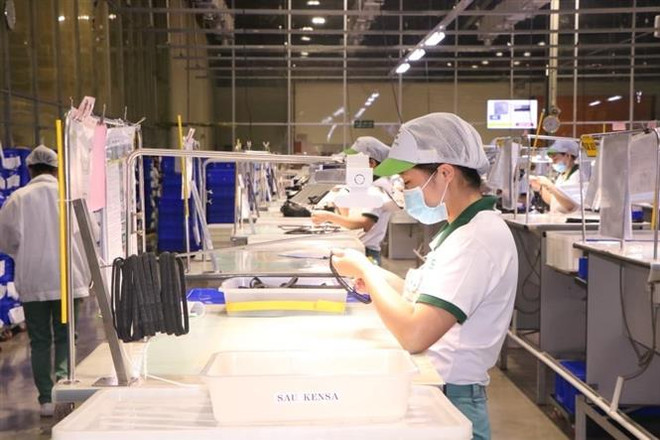 Công nhân làm việc tại tỉnh Bình Dương. (Ảnh: Chí Tưởng/TTXVN) Các tỉnh, thành phía Nam phải tiêm vaccine trong thời gian nhanh nhất ảnh 3