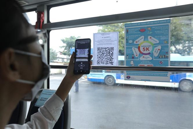 Người dân Hà Nội “e dè” dịch bệnh, xe buýt, taxi vắng khách ảnh 1