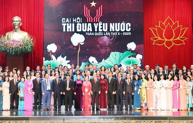 Chủ tịch Quốc hội Nguyễn Thị Kim Ngân, Phó Chủ tịch nước Đặng Thị Ngọc Thịnh, Phó Chủ tịch thứ nhất Hội đồng Thi đua-Khen thưởng Trung ương với các đại biểu tại Đại hội Thi đua yêu nước toàn quốc lần thứ X, diễn ra tháng 12/2020. (Ảnh: Trọng Đức/TTXVN) Họp Quốc hội: Gỡ vướng trong khen thưởng đại biểu dân cử ảnh 2