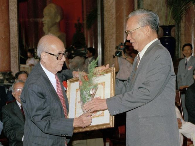 Chủ tịch nước Nguyễn Xuân Phúc tưởng niệm Giáo sư Vũ Khiêu ảnh 1