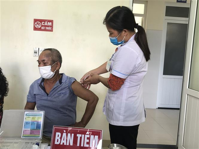 Tiêm vaccine COVID-19 tại Trung tâm Y tế huyện Vị Xuyên (Hà Giang). (Ảnh: Nguyễn Chiến/TTXVN) Hà Giang ghi nhận ca dương tính SARS-CoV-2 đầu tiên trong cộng đồng ảnh 1