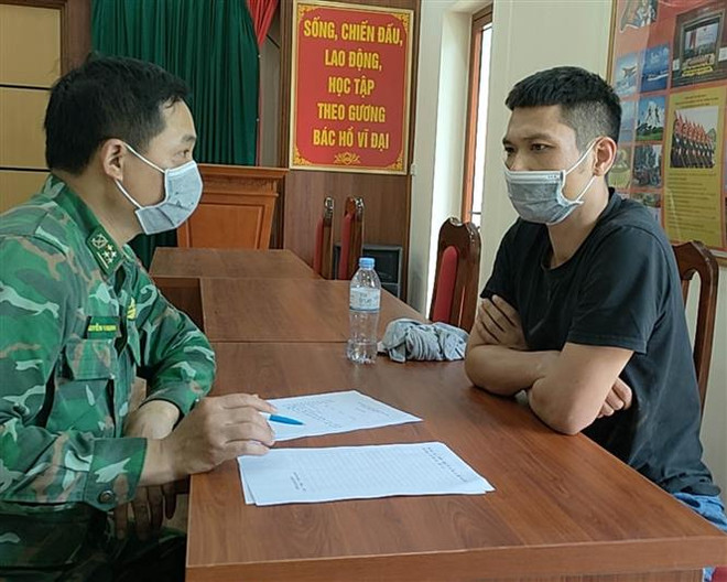 Đối tượng Vũ Văn Thắng khai nhận hành vi phạm tội. (Ảnh: TTXVN phát) Lạng Sơn: Bắt nhóm đối tượng đón người nhập cảnh trái phép ảnh 1