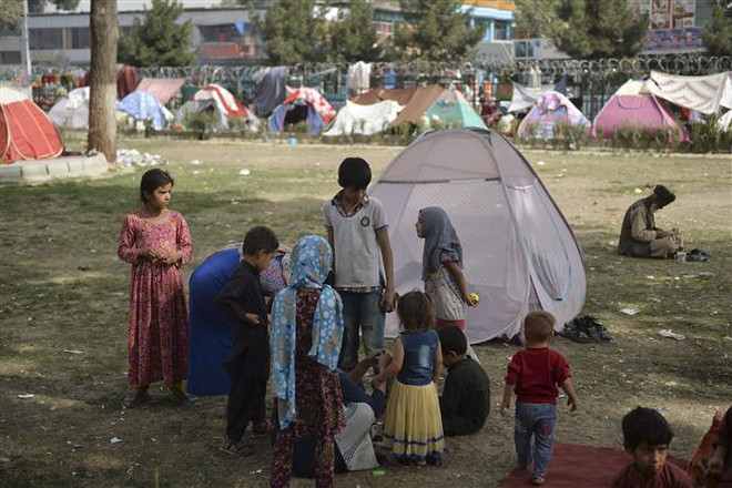 Trẻ em tại một trại tị nạn ở Kabul, Afghanistan ngày 11/9/2021. (Ảnh: AFP/TTXVN) Trung Quốc hối thúc WB, IMF viện trợ tài chính cho Afghanistan ảnh 1