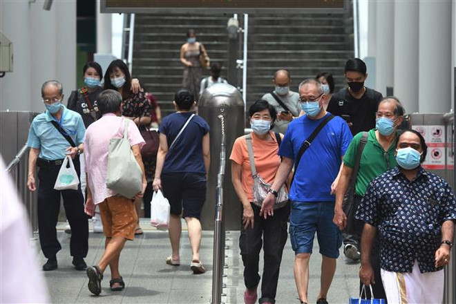 Người dân đeo khẩu trang phòng lây nhiễm COVID-19 tại ga tàu điện ngầm ở Singapore. (Ảnh: THX/TTXVN) Singapore ghi nhận trường hợp đầu tiên nhiễm biến thể phụ AY.4.2 ảnh 1
