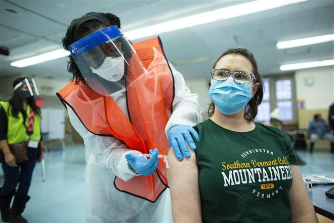 Nhân viên y tế tiêm vaccine ngừa COVID-19 của hãng dược Moderna cho người dân ở Bronx New York, Mỹ. (Ảnh: AFP/TTXVN) Mỹ cho phép tiêm kết hợp liều tăng cường vaccine phòng COVID-19 ảnh 1