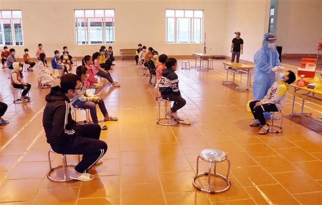 Nhân viên tế Phú Thọ tổ chức lấy mẫu xét nghiệm lần 3 cho học sinh Trường tiểu học Bạch Hạc. (Ảnh: Trung Kiên/TTXVN) Phú Thọ: Quyết liệt các biện pháp phòng, chống dịch COVID-19 ảnh 1