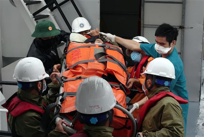 Vượt bão, cấp cứu kịp thời bệnh nhân nguy kịch trên đảo Cù Lao Chàm ảnh 1