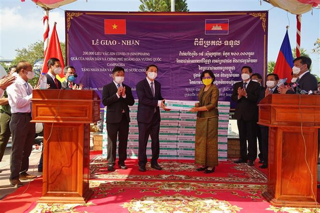 Campuchia bàn giao 200.000 liều vaccine phòng COVID-19 tặng Việt Nam ảnh 1