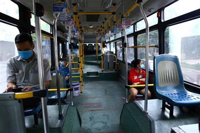 Người dân Hà Nội “e dè” dịch bệnh, xe buýt, taxi vắng khách ảnh 2