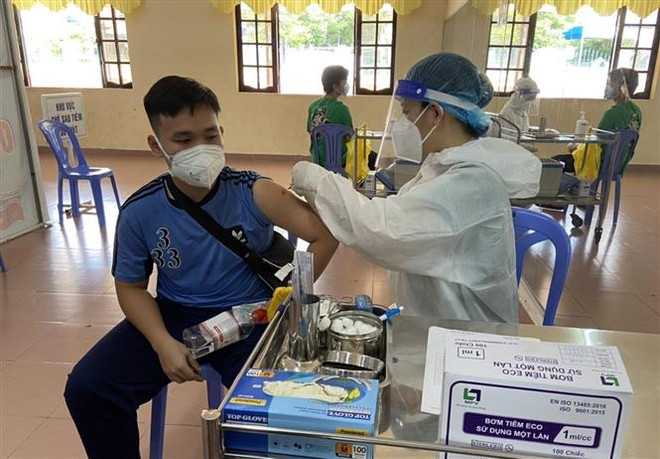 Tiêm vaccine phòng COVID-19 cho người dân Bà Rịa-Vũng Tàu. (Ảnh: TTXVN phát) Các tỉnh, thành phía Nam phải tiêm vaccine trong thời gian nhanh nhất ảnh 1