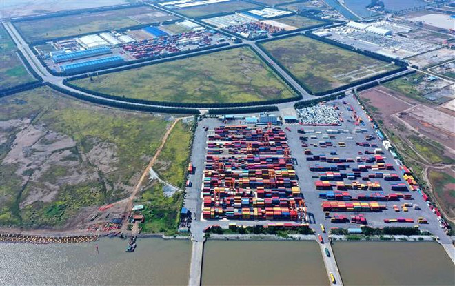 Với vị trí địa lý thuận lợi cùng cơ sở hạ tầng được đầu tư bài bản, khai thác và vận hành chuyên nghiệp, Cảng Nam Hải Đình Vũ đã vươn mình phát triển mạnh mẽ. (Ảnh: An Đăng/TTXVN) Hải Phòng đón xu thế để trở thành trung tâm logistics quốc tế hiện đại ảnh 1
