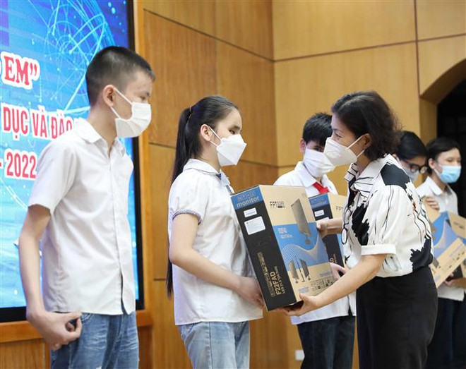 Hơn 108 tỷ đồng và hàng trăm nghìn thiết bị hỗ trợ học sinh khó khăn ảnh 1