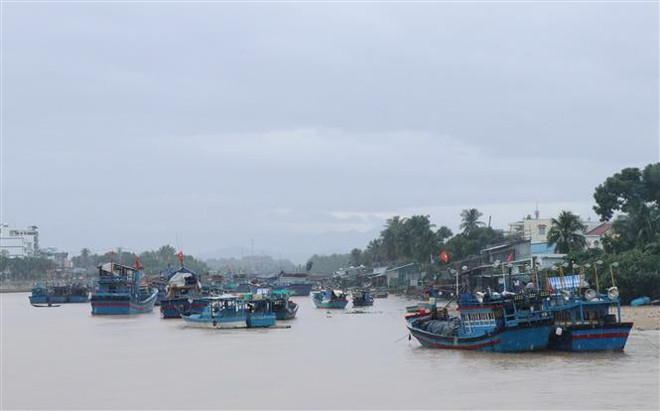 Áp thấp nhiệt đới đi vào Khánh Hòa-Bình Thuận, gây mưa dông sóng lớn ảnh 1