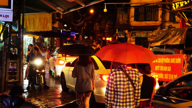 Người dân đội mưa, “tới bến” trong ngày đầu nới giờ kinh doanh ảnh 2