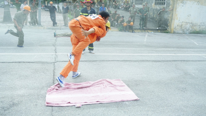 [Photo] Cây đổ, rò gas được vận dụng vào hội thao phòng cháy ảnh 8