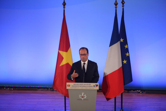 Tổng thống Cộng hòa Pháp phát biểu tại Đại học Quốc gia Hà Nội. (Ảnh: Minh Sơn/Vietnam+) “Chuyến thăm kết nối quá khứ tương lai, tạo đà phát triển” ảnh 1