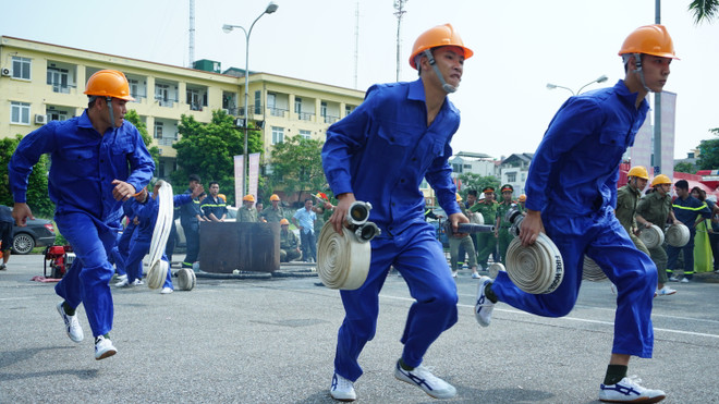 [Photo] Cây đổ, rò gas được vận dụng vào hội thao phòng cháy ảnh 10