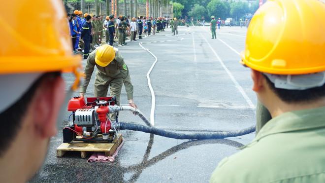 [Photo] Cây đổ, rò gas được vận dụng vào hội thao phòng cháy ảnh 11