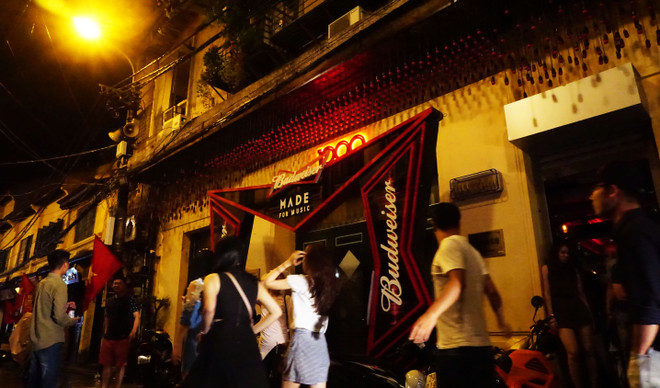 Người dân đội mưa, “tới bến” trong ngày đầu nới giờ kinh doanh ảnh 3