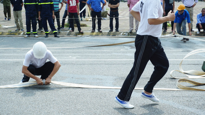 [Photo] Cây đổ, rò gas được vận dụng vào hội thao phòng cháy ảnh 12