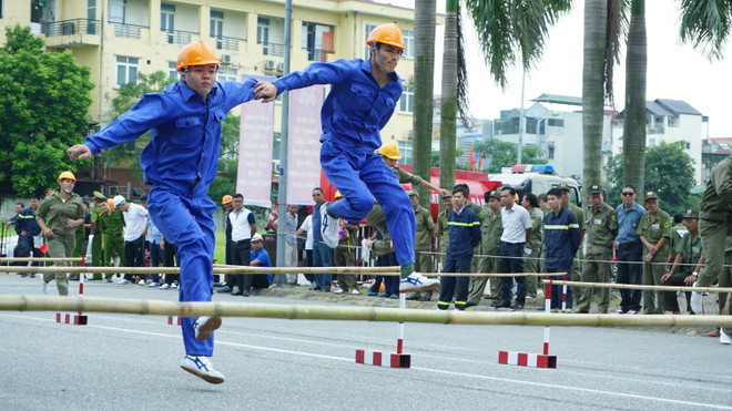 [Photo] Cây đổ, rò gas được vận dụng vào hội thao phòng cháy ảnh 3
