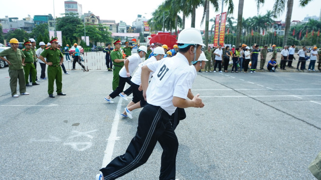 [Photo] Cây đổ, rò gas được vận dụng vào hội thao phòng cháy ảnh 1